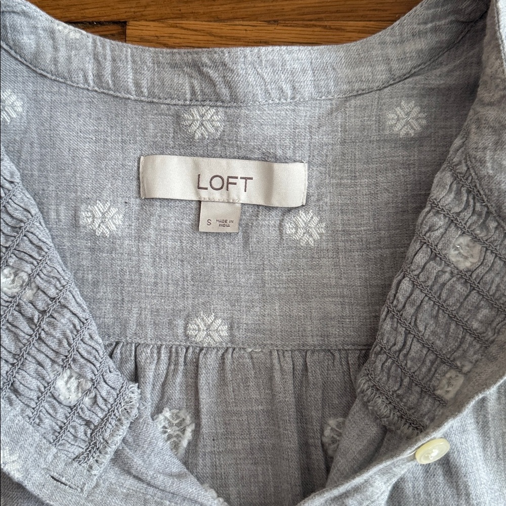 ❄️ Loft light gray/white snowflake print top. Size S. - Picture 4 of 10